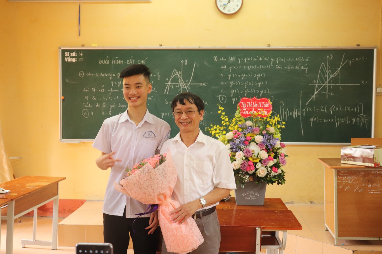 Bạn Quốc Bảo vui mừng khi đưa ra được lời giải cuối cùng trong bài toán khó của Thầy